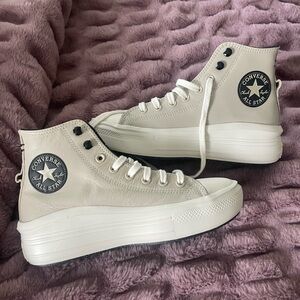 BNWT Women’s Tan/beige Converse